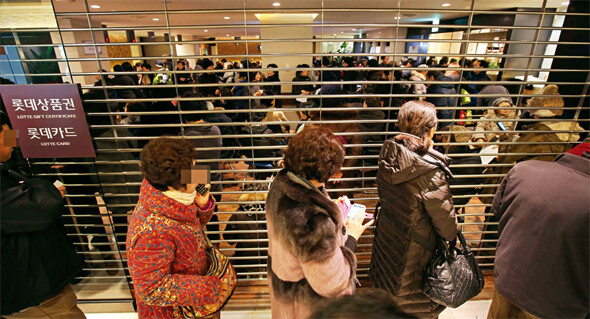 대규모 개인신용정보 유출 사태가 일어난 가운데 지난 1월21일 서울 소공동 롯데백화점 본점에서 신용카드를 재발급 받으려는 고객들이 북새통을 이루고 있다.한겨레 류우종