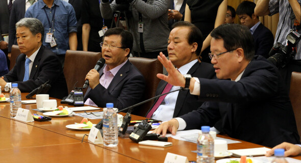  with Speaker Chung Ui-hwa (far right) presiding