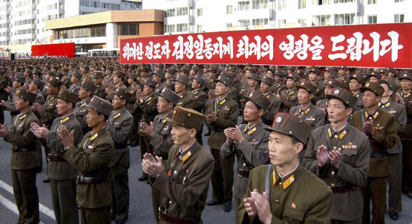 북한은 개정된 노동당 규약에서 김정일 위원장의 ‘선군정치’를 주체사상과 같은 반열에 올려놓았다. ‘김정일 신화화’를 예고하는 대목이다. AP