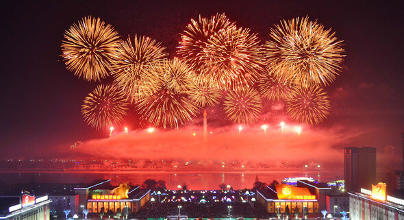 The Korean Central News Agency (KCNA) reported on the morning of Jan. 1 that a fireworks display was held in Pyongyang at midnight on Dec. 31 to greet the New Year. ( Pyongyang/KCNA