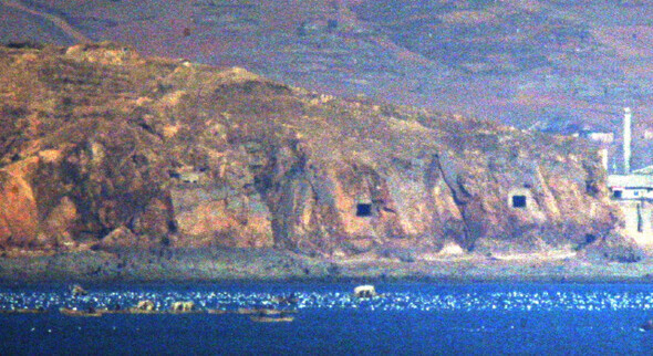 서해 해안 절벽에 설치된 북한 해안포 모습. 한겨레 자료사진