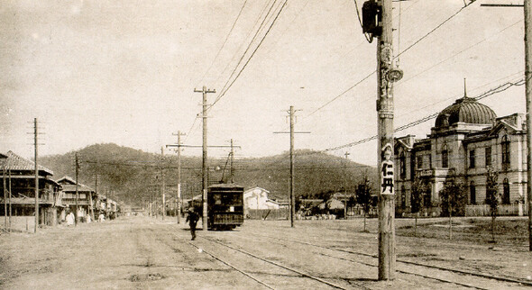 1920년대 초의 신용산. 현재 지하철 4호선 신용산역 주변이다. 오른쪽 건물은 용산우체국이다. 이 길의 동쪽은 군사기지, 서쪽은 철도기지였다. 일제는 신용산을 만든 직후 남대문에서 갈월동·남영동을 거쳐 한강으로 이어지는 도로를 대대적으로 확장했는데, 이 도로의 주된 목적은 ‘유사시’ 대규모 일본군 병력을 신속히 도성 안으로 진입시키는 것이었다. 전우용 제공