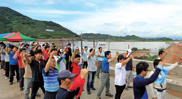 공사가 끝난 낙동강 17공구에서 임금을 받지 못한 노동자들이 체불임금을 지급할 것을 요구하며 시위를 하고 있다. 2011년 7월. 한겨레 신소영 기자