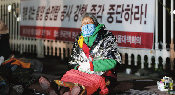 한국전력에 대한 국정감사를 하루 앞둔 지난 10월24일 밤, 서울 여의도 국회의사당 정문 앞에서 송전탑 건설을 반대하는 경남 밀양 주민들이 밤샘 집회를 벌이고 있다. 윤운식