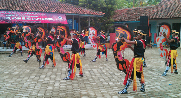 인도네시아 중부 자와주 바뉴마스에 있는 칼리추팍 마을회관에서 지역 예술단체 파쿠마스 단원들이 ‘마을법’ 통과를 자축하는 전통예술 공연을 펼치고 있다.