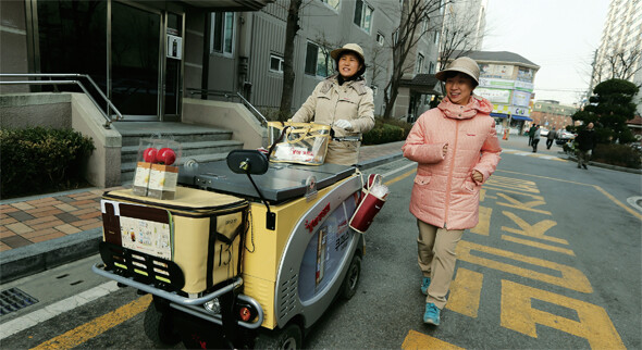 야쿠르트 아줌마 정은순(47·왼쪽)씨와 정은주(39) 기자가 지난 3월11일 서울 광진구 자양동 일대를 돌아다니며 1천 개 정도의 발효유를 배달하고 판매했다.