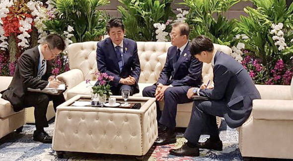 South Korean President Moon Jae-in and Japanese Prime Minister Shinzo Abe meet in Bangkok, Thailand, on Nov. 4. (provided by Blue House)