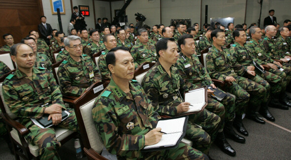 야당과 시민단체는 군사재판을 열어 군형법 위반 혐의를 따져야 한다고 주장한다. 5월4일 방부 대회의실에서 열린 전군주요지휘관회의. 청와대사진기자단