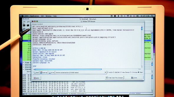 8월24일 해커가 와이어샤크 프로그램으로 ‘패킷 감청’을 시도한 화면의 모습. 기술적으로는 이미 모든 게 가능하다. 다만 이를 어떻게 통제할지는 우리의 지성에게 남겨진 숙제다. 사진 <한겨레21> 정용일 기자