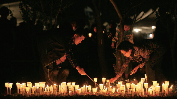 촛불은 노무현 대통령의 생애 마지막 7년을 함께했다. 5월23일 밤, 봉하마을 빈소 앞에서 시민들이 추모의 촛불을 밝히고 있다. 사진 <한겨레21> 정용일 기자