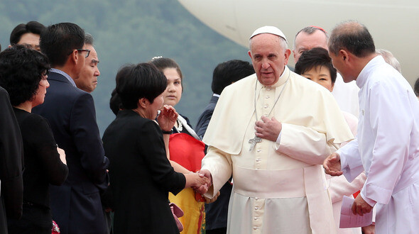  Pope Francis meets representatives from the Sewol victims’ families committee