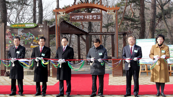 Former President Lee Myung-bak (third from left) and others are leading the way for President Lee Myung-bak at Cheongnam University in January 2013. Provided by Chungbuk Province