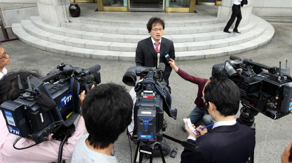 집회 및 시위에 관한 법률 10조 야간 집회 금지 조항에 대한 헌법불합치 결정이 내려진 9월24일 오후 서울 종로구 재동 헌법재판소 법정 앞에서 민주사회를 위한 변호사 모임 박주민 변호사가 헌재 결정에 대한 입장을 밝히고 있다. 사진 한겨레 김태형 기자