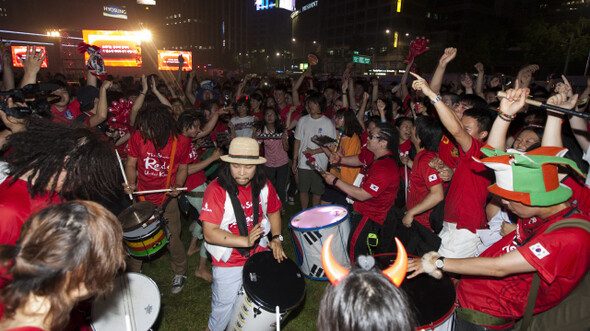 아르헨티나와의 경기가 열린 6월17일 밤 서울광장에서 시민들이 아프리카 장단에 맞춰 춤을 추고 있다. 한겨레21 김정효 기자