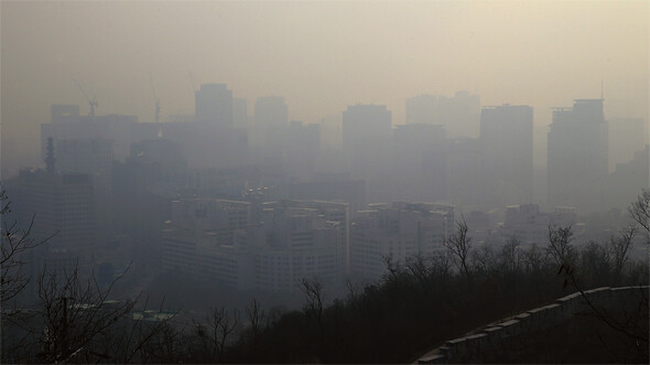 지난 12월4일 서울 인왕산에서 세종로 쪽으로 바라본 모습. 미세먼지가 도시를 장악했다.탁기형