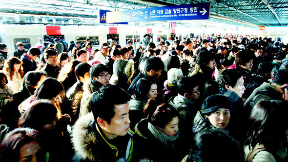 열차지연으로 신도림역에서 출근길에 다소 늦은 직장인 등 시민들이 지하철에서 내려 분주히 걸어가고 있다. 신소영 기자 viator@hani.co.kr