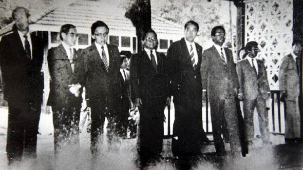 1983년 10월9일 버마 아웅산 폭탄 테러는 현대사에 비극의 한 장면으로 남았지만 전두환 정권의 안정에는 적잖은 도움을 줬다. 테러 직전 아웅산 묘역에서 전두환 전 대통령의 입장을 기다리고 있는 수행장관들. 연합