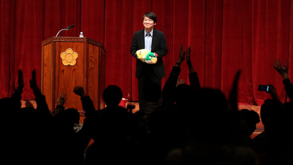 안철수 서울대 융합과학기술대학원장이 지난 4월3일 대구 경북대 강당에서 특강을 하고 있다. 그를 향한 대중의 환호가 지속될까, 냉담으로 바뀔까. <한겨레> 박종식