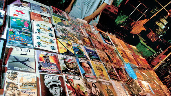 타이 방콕의 ‘노란 셔츠’(PAD) 시위 현장에서 판매 중인 역사 인물 DVD. 유독 히틀러를 다룬 것이 많다. 타이 특유의 ‘암맛’(지배 엘리트) 경배 풍조가 낳은 ‘마초 사회’의 성격이 드러나는 현상이다. 이유경 제공