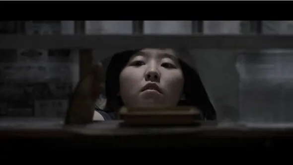 금고에 스스로 갇힌 여성 통해 자본주의 덫 묘사