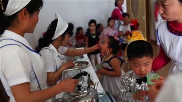 North Korean children in Pyongyang receive UNICEF food distribution in May 2013. (Hankyoreh Archive Photo)