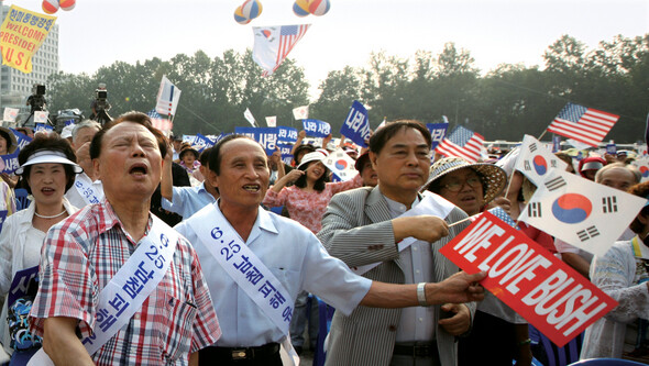 부시 전 미국 대통령이 방한한 2008년 8월5일 오후, 서울 시청 앞 광장에서 뉴라이트전국연합 등 300여 개 보수단체가 참가한 가운데 ‘나라사랑 한국교회 특별기도회’가 열리고 있다. 사진 한겨레 이종찬 기자