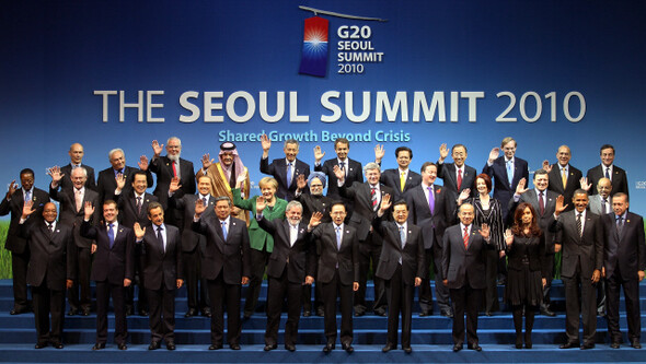 서울 G20 정상회의에 참가한 20개국 정상과 초청국·국제기구 대표들이 11월12일 서울 삼성동 코엑스에서 기념촬영을 하고 있다.연합