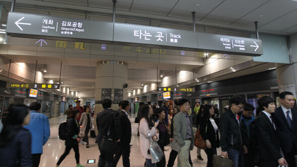 영등포구 당산동 9호선 당산역에서 시민들이 지하철을 이용하고 있다.