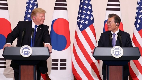 President Moon Jae-in and US President Donald Trump exchange smiles duringt a joint press conference following their summit at the Blue House on Nov. 7. (Blue House Photo Pool)