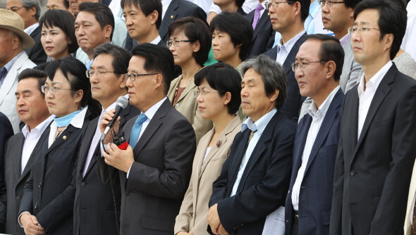 진보대연합을 놓고 시민사회와 각 정당은 각자 본격적인 논의를 시작했지만, 연합 방법을 놓고선 아직 이견을 좁히지 못하고 있다. 지난 8월26일 국회 본청 계단에서 야당·시민사회단체 인사들이 한 데 모여 부도덕·부적격 공직 후보자 사퇴 촉구 결의대회를 열었다. 한겨레 탁기형 기자