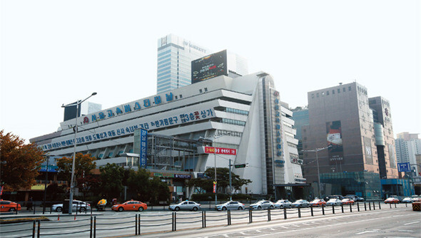 서울 신반포로에서 바라본 경부선 고속버스터미널. 뒤쪽으로 옛 호남선 터미널을 헐어낸 자리에 들어선 센트럴시티가 보인다. 1981년 완공 당시 이 건물은 한 변방국가의 압축성장을 과시하는 거대한 기념비였다. 정용일