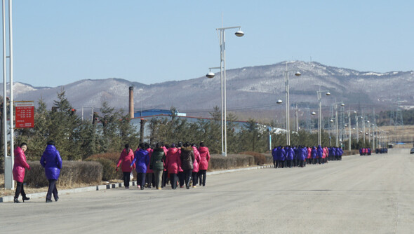 국경은 장벽인 동시에 기회다. 접경지대에서 북-중 양국은 접경의 기회를 극대화하고 있다. 지난 2월24일 중국 지린성 투먼개발구의 공장에 고용된 북한 여성노동자들이 점심 식사를 하기 위해 줄지어 길을 나서고 있다.