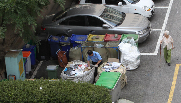 경비·청소 같은 일자리로 생계를 유지하는 노인이 적지 않지만, 사회는 이들의 노동을 ‘여가일’로 여긴다. 서울의 한 아파트 주차장에서 폐지를 정리하고 있는 경비원. 사진 한겨레 신소영
