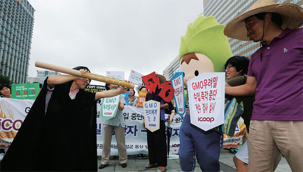 승인되지 않은 유전자조작(GM) 밀이 미국 오리건주에서 발견됐지만 우리 정부가 미국산 밀 수입을 중단하지 않자 소비자생활협동조합(iCOOP) 회원들이 지난 6월12일 서울 광화문광장에서 수입 중단을 요구하는 퍼포먼스를 벌이고 있다.한겨레 박종식