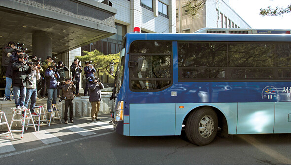 ‘땅콩 리턴’ 사건의 1심 결심공판이 열린 지난 2월2일 조현아 전 대한항공 부사장을 태운 호송버스가 서울 마포구 서울서부지법으로 들어오고 있다. 한겨레 김성광 기자