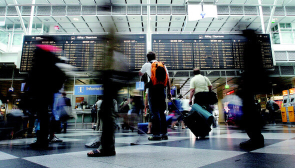 여행자들이 독일의 뮌헨 공항에서 비행기 출발 시간표를 보고 있다. 당신은 이번 여름휴가를 어디로 떠나십니까?