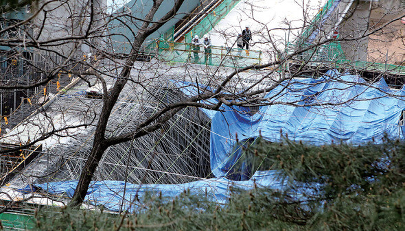 경북 의성군 낙단보 주변 소수력발전소 건설 현장에서 콘크리트를 친 지붕이 무너져 공사장 인부 2명이 숨지는 사고가 발생했다. 2011년 4월. 한겨레 이정우 기자