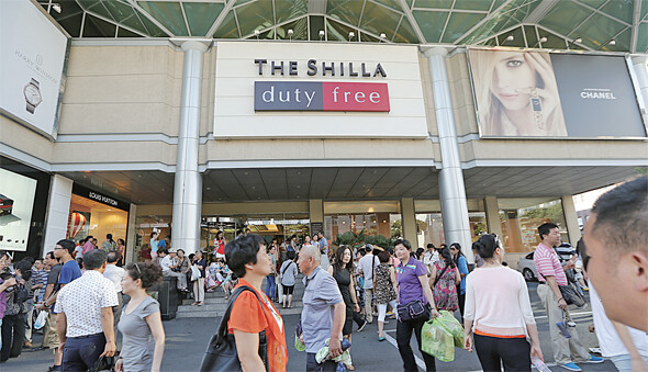 중국인 관광객은 주로 중국인이 소유한 쇼핑센터나 대기업이 운영하는 면세점에서 돈을 쓴다. 지난 7월16일 제주 시내의 한 면세점 앞이 중국인 관광객들로 북적이고 있다.