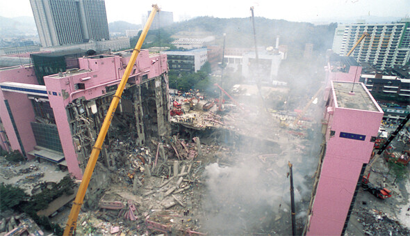 1995년 6월 서울 서초구 서초동 삼풍백화점이 무너져 502명 사망, 6명 실종, 937명 부상이라는 대형 인명피해가 발생했다. 부실 설계, 부실 공사, 부실 관리가 낳은 후진국형 사고의 전형이었다.한겨레