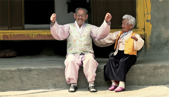 영화 ‘님아, 그 강을 건너지 마오’에서 조병만 할아버지와 강계열 할머니가 함께 노래 부르며 춤을 추는 장면. 사진 영화사 ‘하늘’ 제공