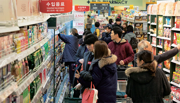 북새통을 이루고 있는 서울 용산구의 한 대형마트. 한겨레 김성광 기자