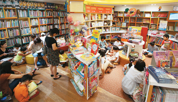 책값에 대한 한국인의 불만은 사회적으로 열악한 독서 환경 탓도 크다. 한 대형 서점에서 책을 읽고 있는 사람들. 한겨레 신소영