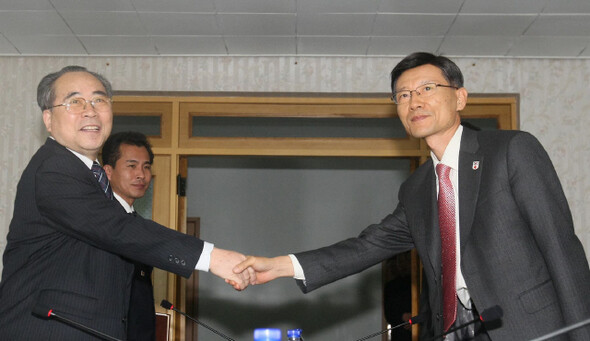새해 초부터 남북은 대화 재개를 두고 서로에게 공을 넘기며 예측 불가의 정세를 조성하고 있다. 2010년 10월27일 오전 황해도 개성 자남산 여관에서 열린 2일차 남북 적십자회담에 앞서 최성익 북한 적십자 중앙위원회 부위원장과(왼쪽)과 김용현 대한적십자사 사무총장이 인사를 나누고 있다.사진공동취재단