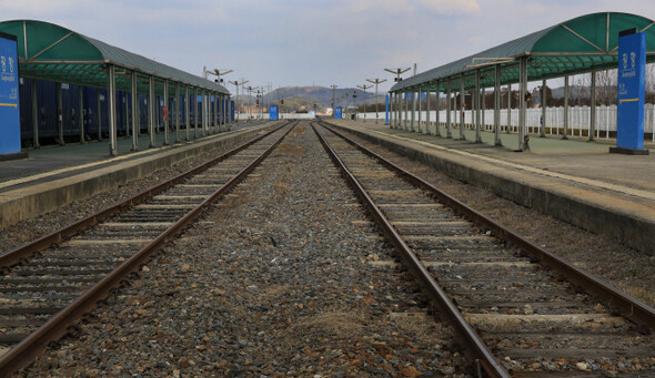 2008년 충남 서천군 마서면에 새 장항역이 생기면서 옛 장항역은 생기를 잃었다. 한 달에 두 서너 차례 한솔제지 공장을 오가는 화물차를 맞는 ‘장항화물역’으로 바뀌었는데 오가는 사람이 하나도 없었다.탁기형