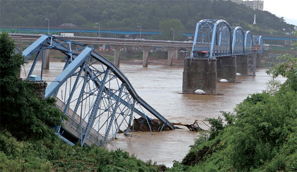 경북 칠곡군 왜관읍 호국의 다리가 무너졌다. 2011년 6월. 한겨레 이정아 기자