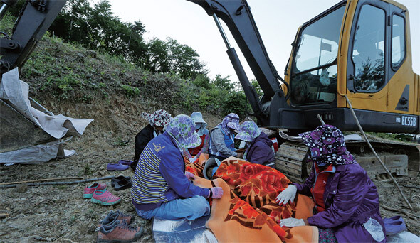 경남 밀양의 초고압 송전탑 문제를 해결하기 위해 전문가 협의체가 구성됐다. 협의체 운영이 마무리되는 때는 문제가 원만하게 해결돼 있을까. 지난 5월22일 초고압 송전탑 건설을 반대하는 주민들이 크레인 앞에서 농성하고 있다. 한겨레 김명진 기자