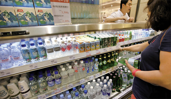 서울 서초구 신세계백화점 강남점 지하 1층 ‘워터바’에서 고객들이 프리미엄 생수 수십 종 가운데 ‘좋은 물’을 고르고 있다.