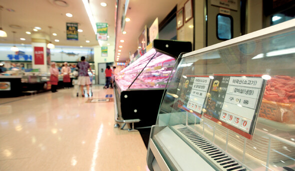 지난 6월18일 서울의 한 대형마트 안 미국산 쇠고기 매장. 10분을 기다려도 찾는 손님이 거의 없다. 소비가 급감하면서 여러 수입육 업체가 줄도산 위기에 처해 있다. 사진 <한겨레21> 윤운식 기자
