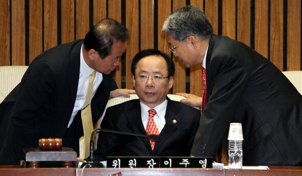 » 지난해 4월20일 열린 국회 사법제도개혁특별위원회 전체회의에서 이주영 위원장(가운데)이 당시 한나라당 간사인 주성영 의원(왼쪽)과 민주당 간사인 김동철 의원을 불러 회의 진행 문제를 협의하고 있다. <한겨레> 박종식