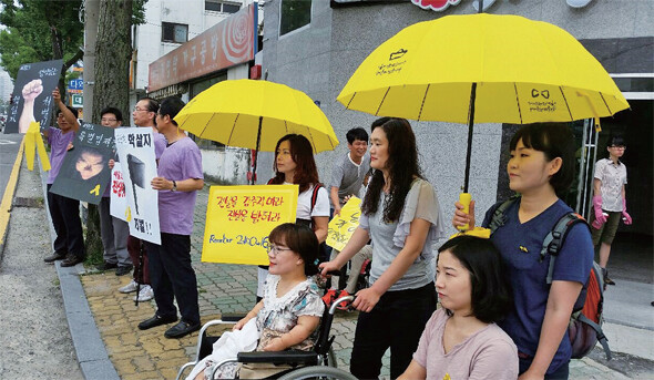 세월호 선원의 재판이 열리는 날, ‘광주시민상주모임’ 회원들이 광주 동구 지산동 광주지법 가는 길에 노란 우산을 들고 유족들을 마중하고 있다. 한겨레 정대하 기자